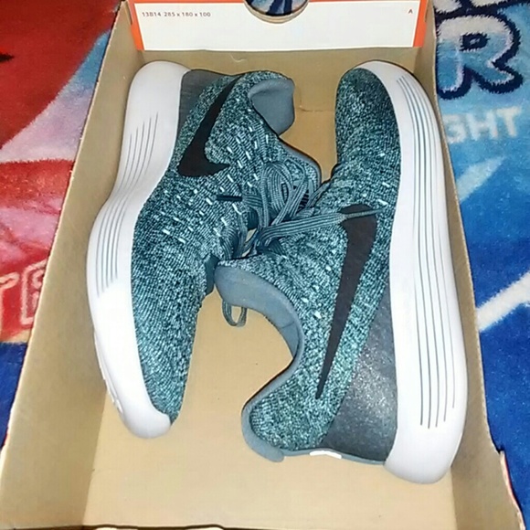 NIB Womens Nike Shoes - Picture 6 of 8